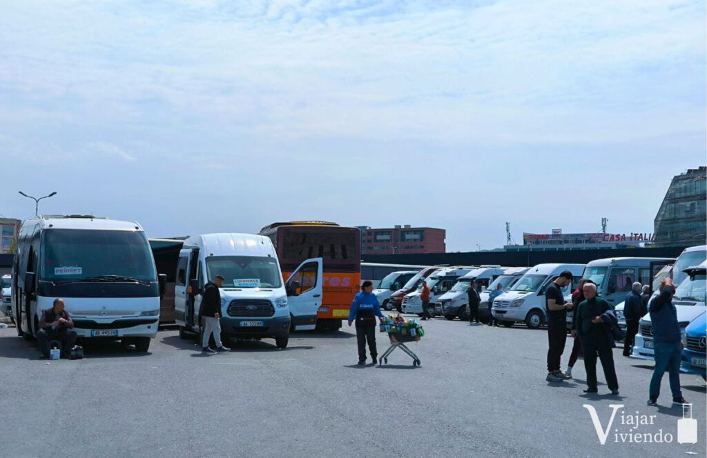 transporte publico dentro de la estacion de autobuses sur norte de tirana