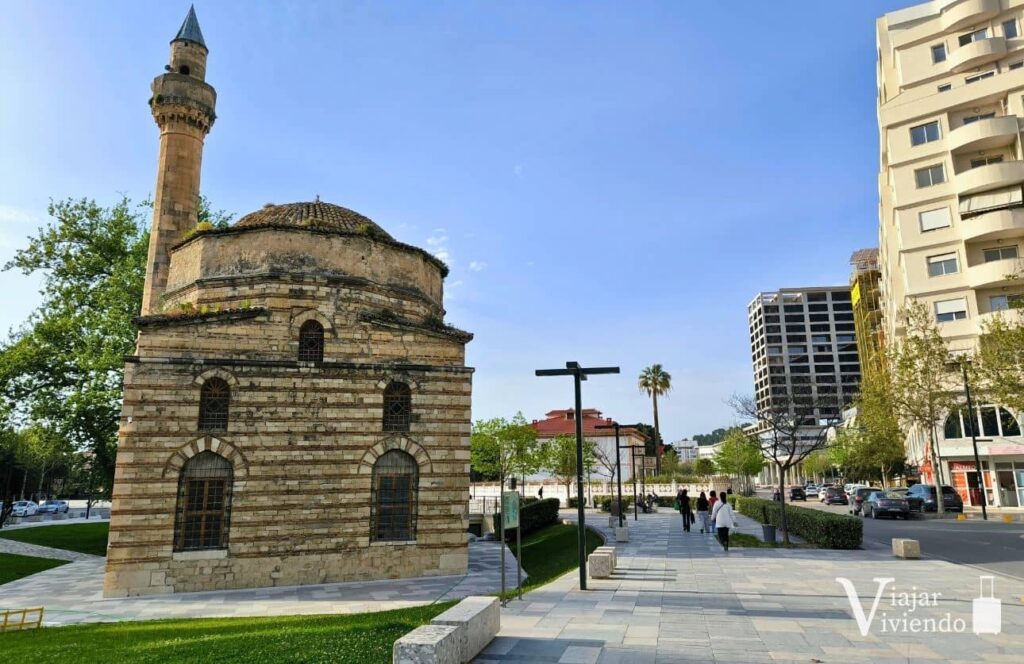 mezquita en el centro de vlore junto a la parada de buses que llegan de berat