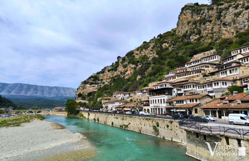 como llegar a berat desde tirana