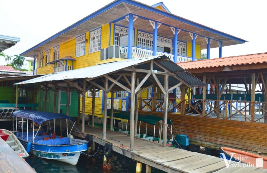 muelle de embarcaciones de transporte en bocas del toro