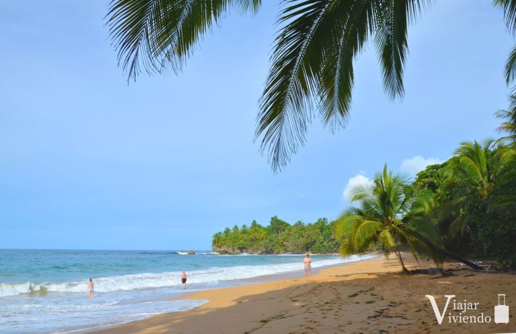 playa bluff una buena zona donde alojarse en bocas del toro
