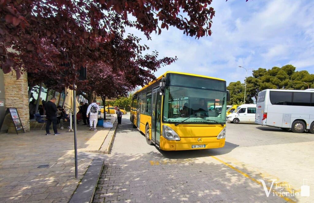 autobus urbano dentro de la estacion de autobuses en berat