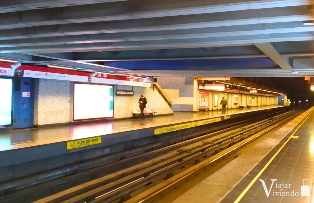 estacion de metro en santiago de chile en el barrio lastarria