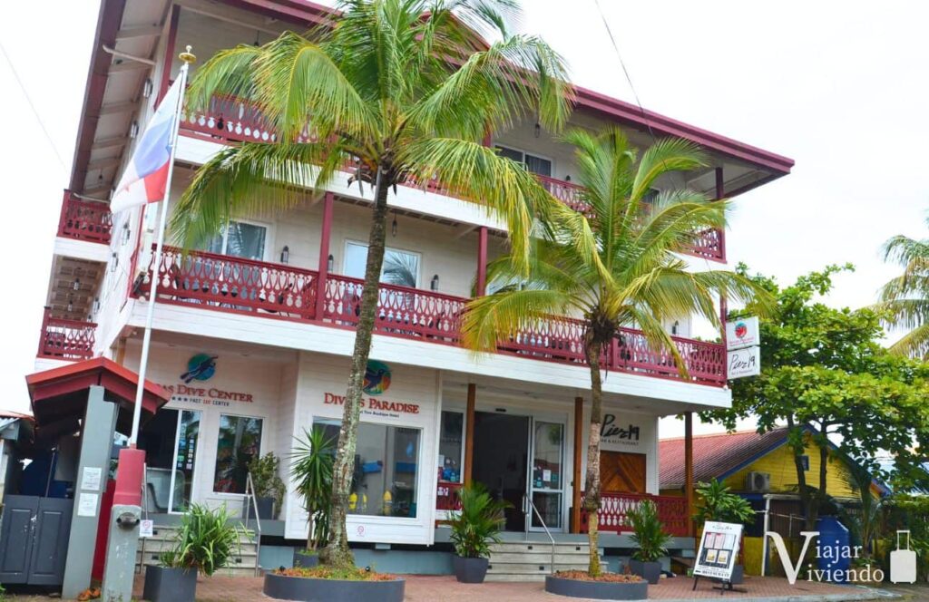 hotel divers en el centro de bocas town