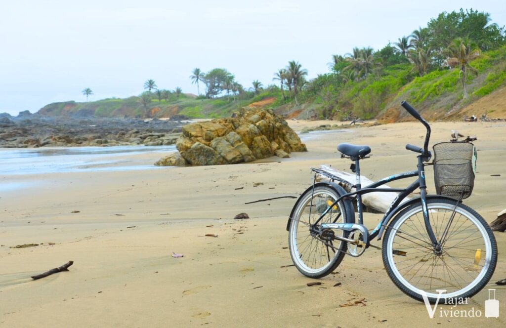 bicicleta en la playa toro de panama cerca de pedasi