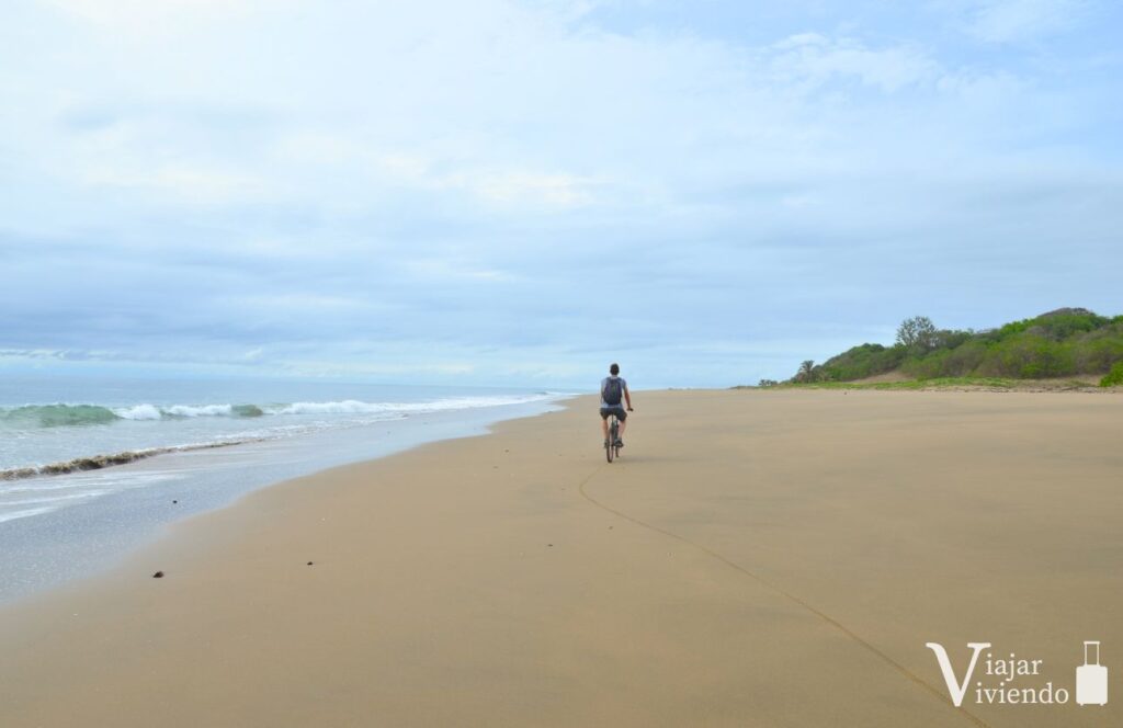 en bicicleta por las extensas playas de la peninsula de azuero