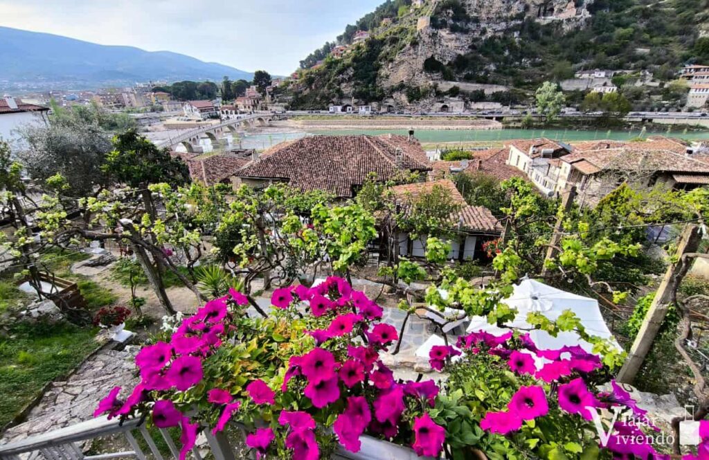 comer con vistas en la ciudad de berat