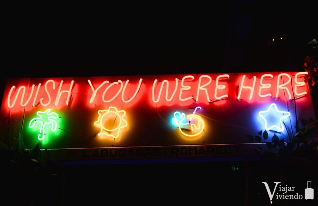 cartel luminoso de wish you were here en la vida nocturna de bocas del toro