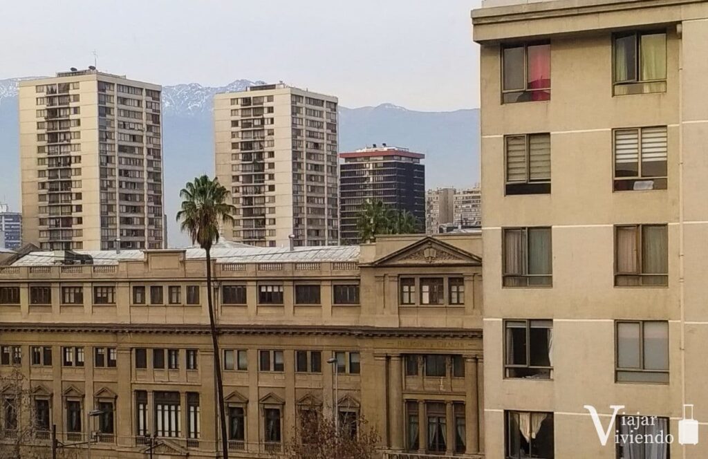 las vistas desde nuestro alojamiento en santiago de chile en barrio lastarria