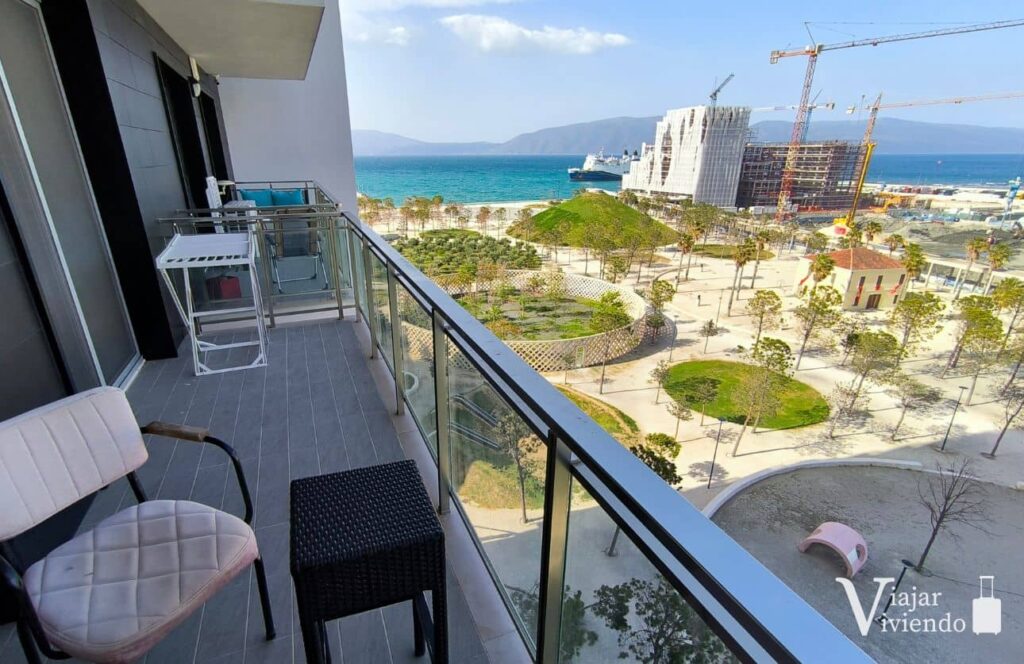 apartamento vacacional con bonitas vistas junto al puerto y el parque de la independencia donde dormir en vlore