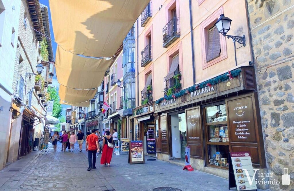 calle santo tome en el barrio juderia donde alojarse en toledo