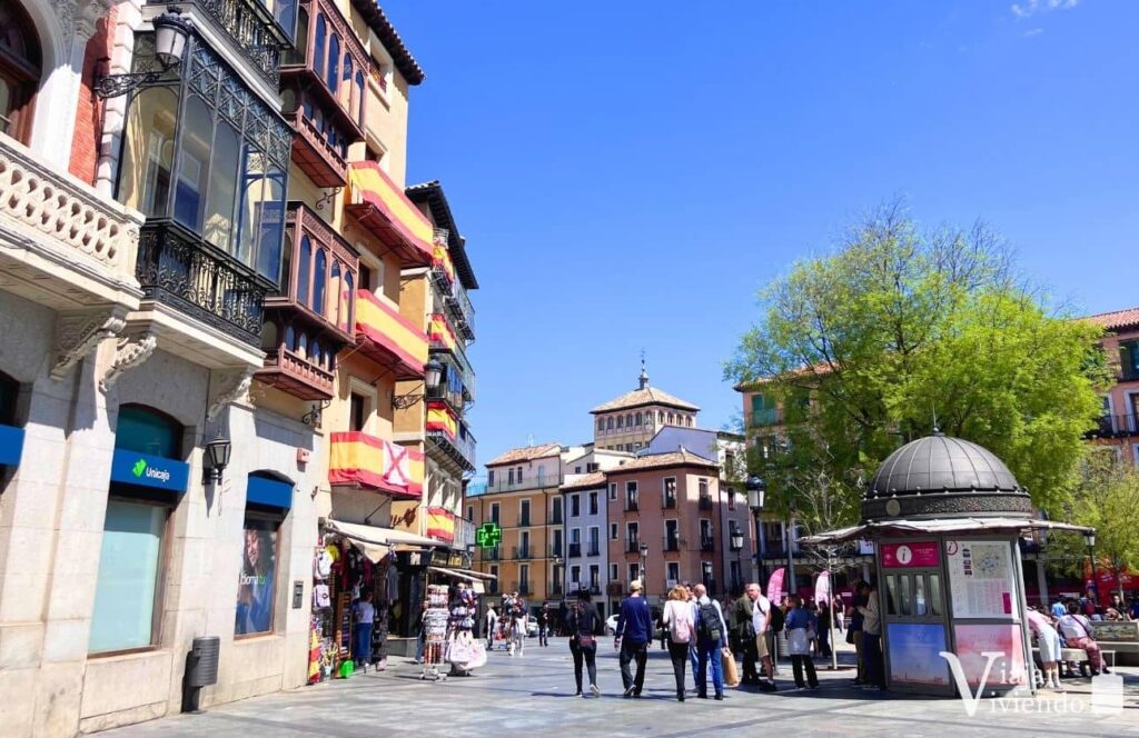 la plaza zocodover una de las mejores zonas donde alojarse en toledo