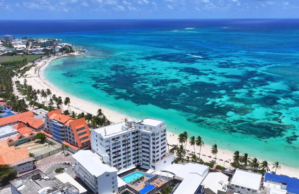 vistas de la playa spratt bight la mejor zona para alojarse en san andres