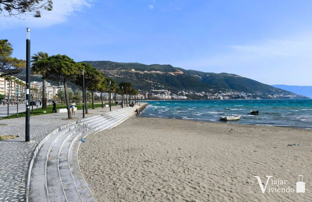 playa junto al paseo maritimo de lungomare en vlore