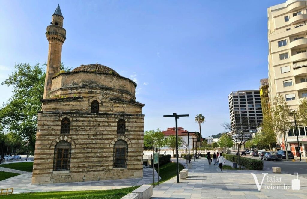 mezquita muradie en el casco antiguo de vlore