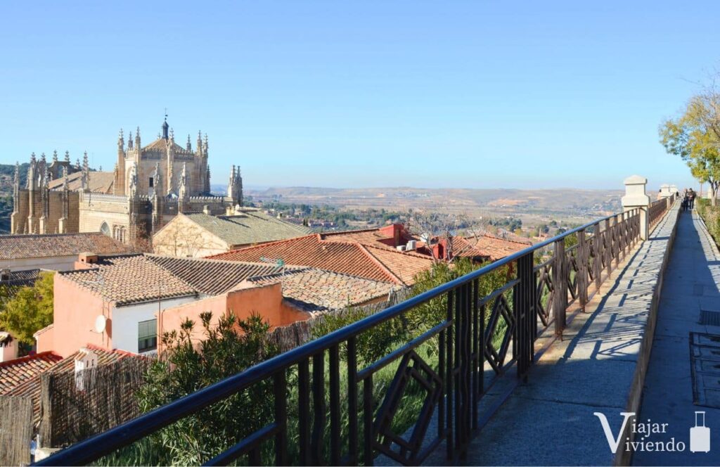 mirador de toledo con vistas al monasterio en el paseo de la virgen de gracia