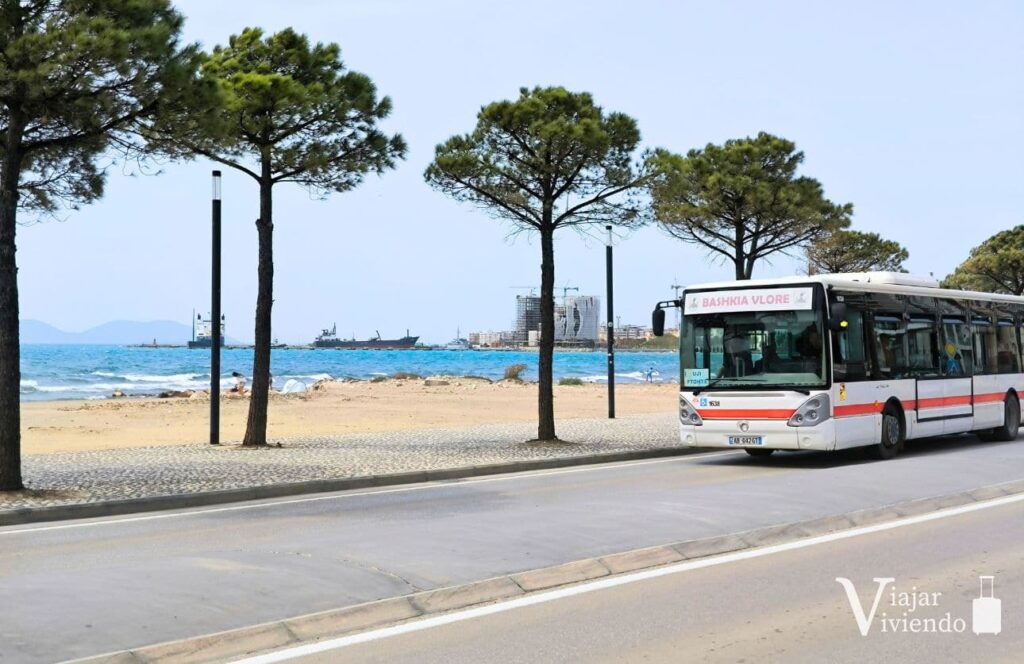autobus de la ciudad de vlore para moverse por las playas y el centro
