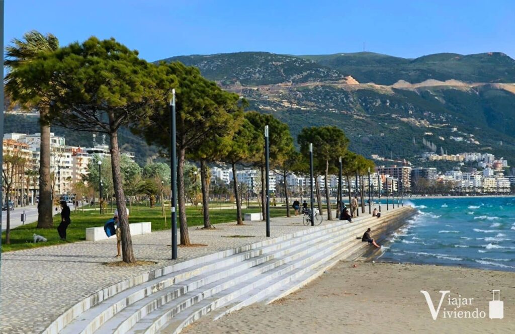 paseo maritimo de lungomare en la ciudad de vlore