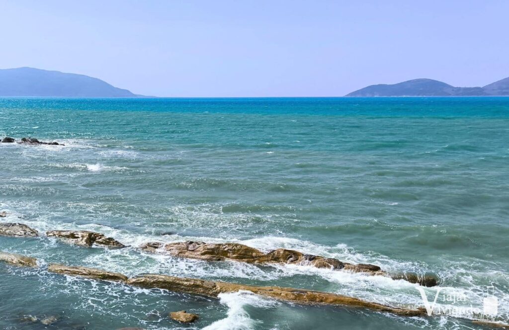 vistas de la isla de sazan desde narta en vlore