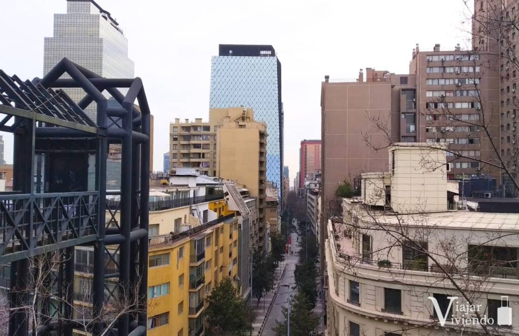 vistas de edificios subiendo al cerro santa lucia en santiago de chile