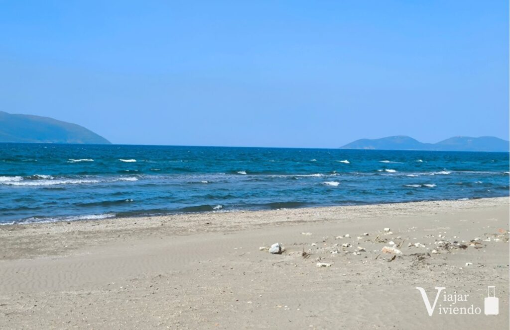 playa de arena en la ciudad de vlore