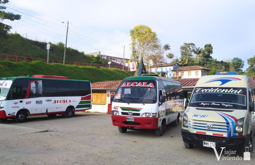 buses en la terminal de salento