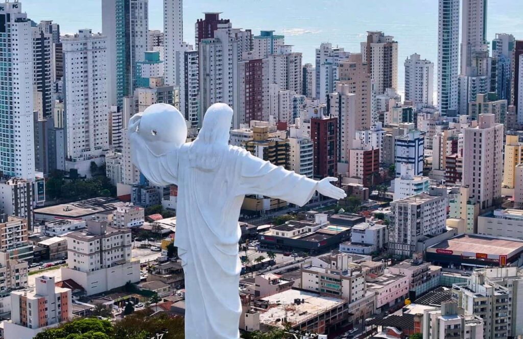 el cristo luz de camboriu con vistas panoramicas de la ciudad durante el dia