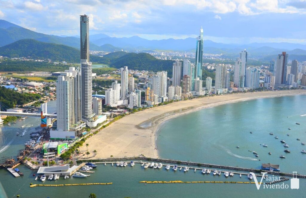 vistas panoramica de la ciudad de camboriu con sus edificios la playa central el rio y el puerto deportivo