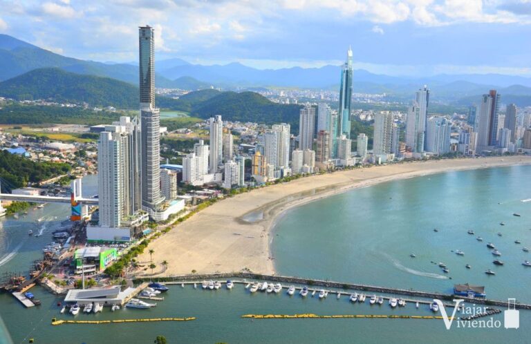 vistas panoramica de la ciudad de camboriu con sus edificios torre la playa central el rio y el puerto deportivo