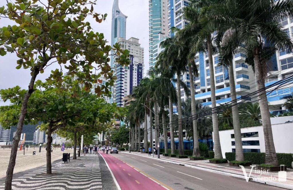 paseo costero y senda para bicicletas en la avenida atlantica junto a edificios y la playa central de camboriu