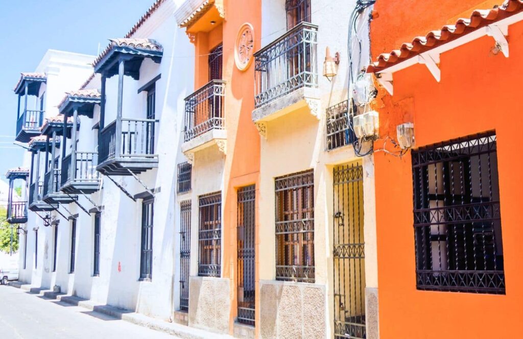 casas coloniales del centro de santa marta, una de las mejores zonas para alojarse
