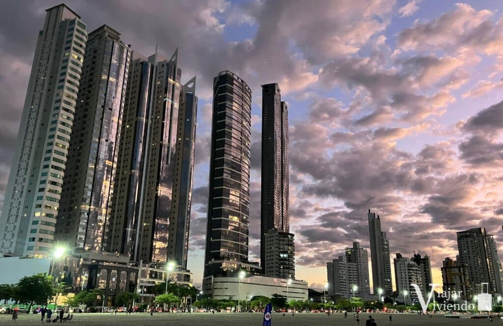 edificios torres en barra sul frete a la playa de camboriu