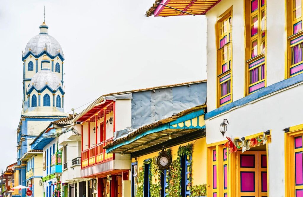 casas de colores en filandia en el eje cafetero