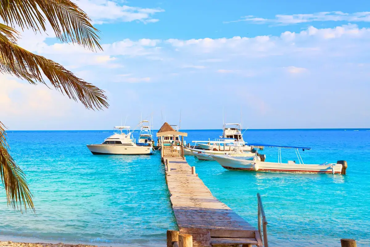muelle en puerto morelos en riviera maya