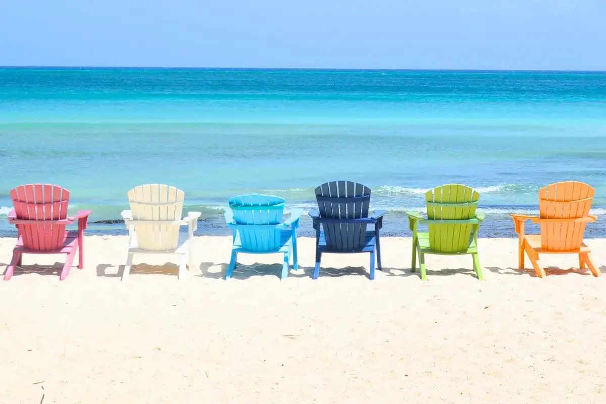 sillas de colores con vistas al mar en la isla de aruba