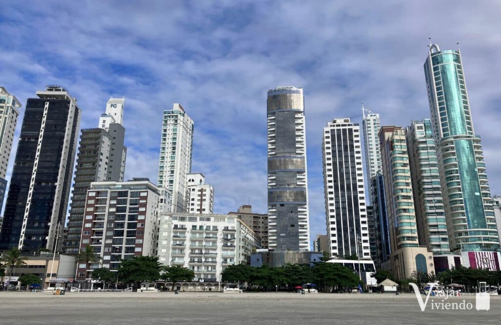 edificios y hoteles sobre la avenida atlantica frente a la playa central de la ciudad
