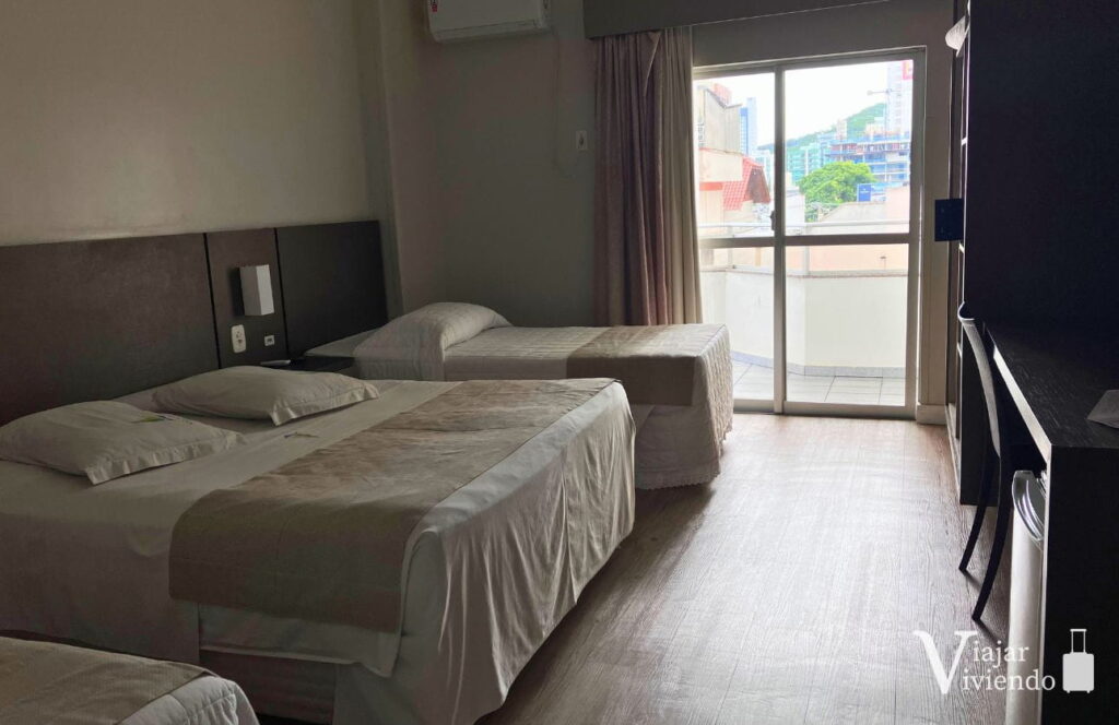 bonita habitacion del hotel en el centro de camboriu ideal para una primera visita