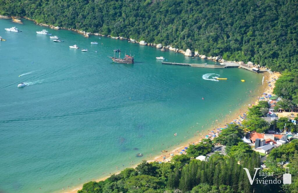 playa laranjeiras vistas desde el mirador del parque unipraias con el barco pirata en el muelle