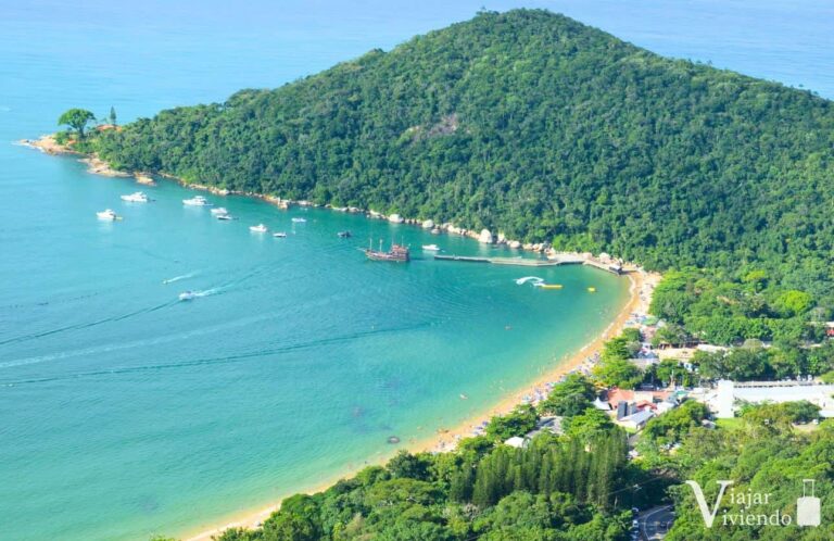 la praia laranjeiras una de las mejores playas de camboriu con agua transparente y morros verdes