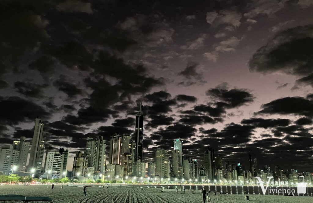la ciudad de camboriu se ilumina por la noche junto a la playa central