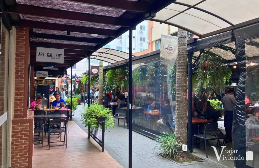 restaurantes dentro del passeio san miguel con mesas en terrazas y espacios de arte