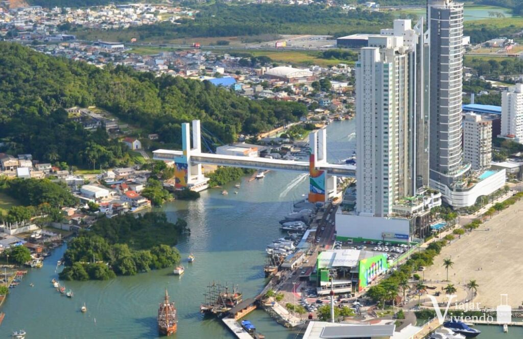 passarela da Barra y el puerto deportivo sobre el río Camboriú visto desde el mirador del parque unipraias