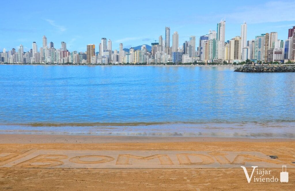 playa en barra norte junto al deck de pontal norte donde se observan una bonitas vistas de la ciudad de camboriu y el mar