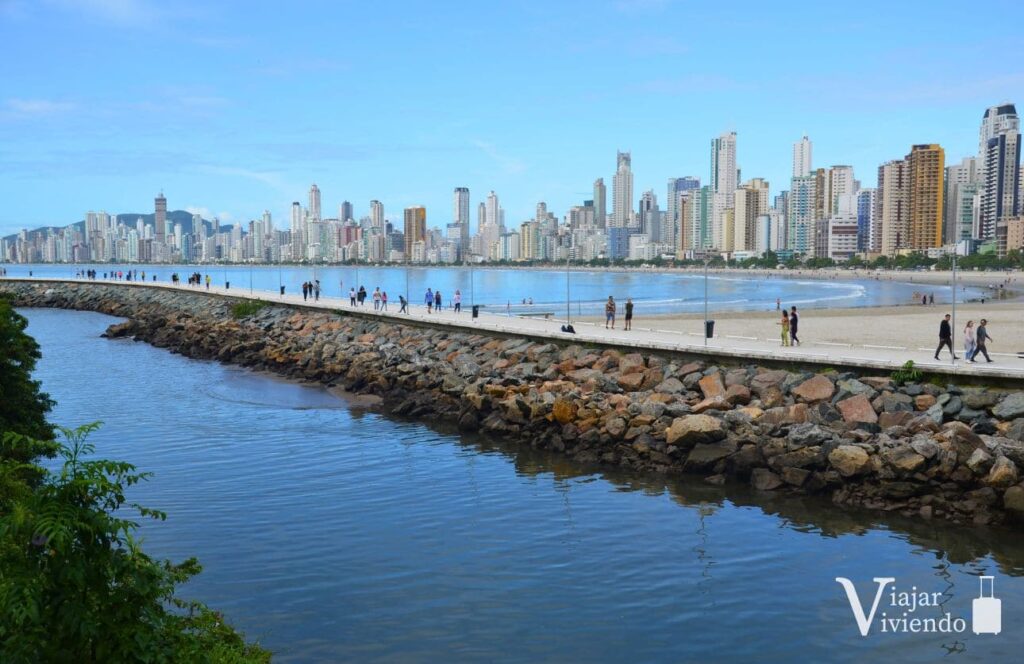 molhe da Barra Norte un paseo con vistas panoramicas de la ciudad de camboriu con sus edificios y playa central