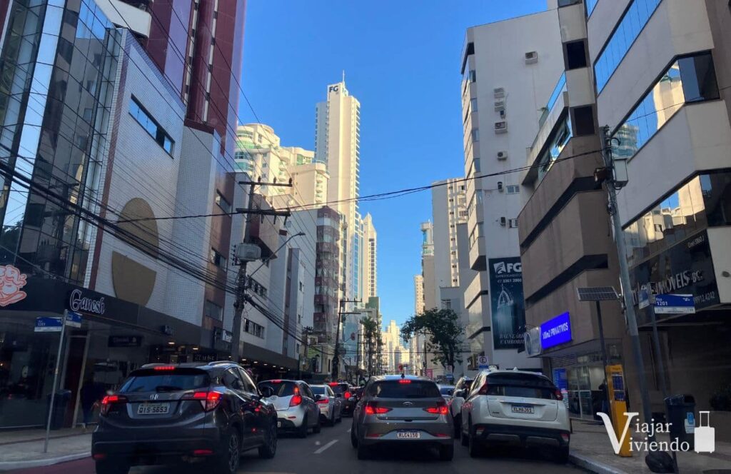 centro de camboriu con mucho transito durante la temporada alta de vacaciones de enero y febrero