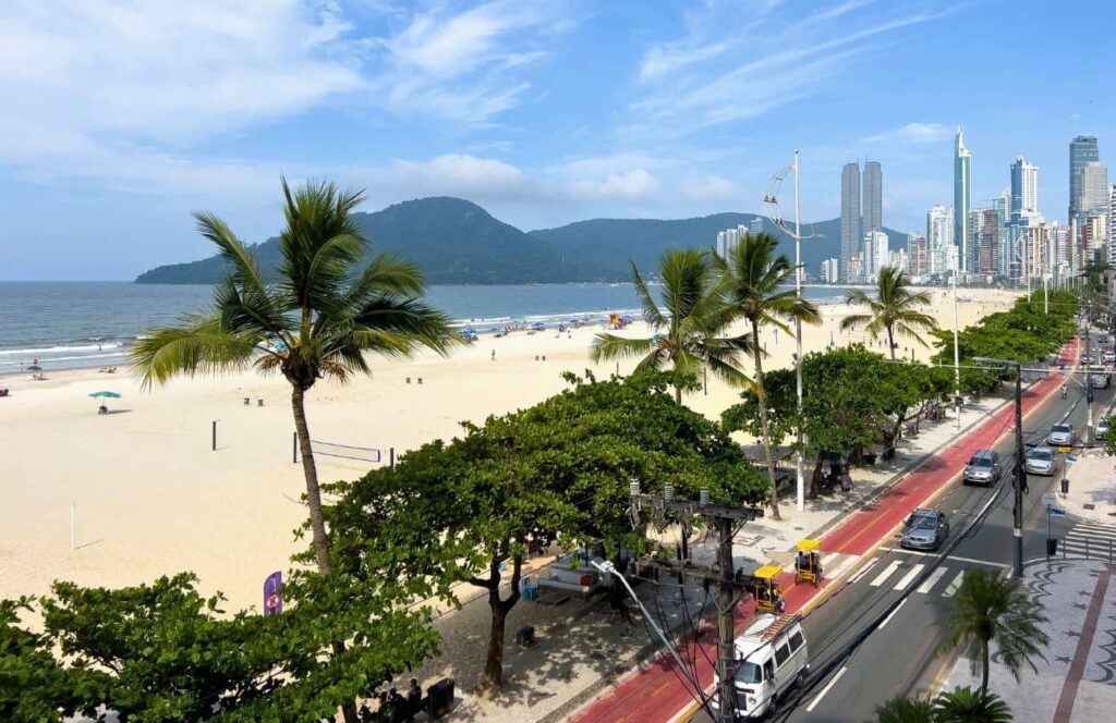 avenida atlantica junto a la playa central de la ciudad balenaria de camboriu