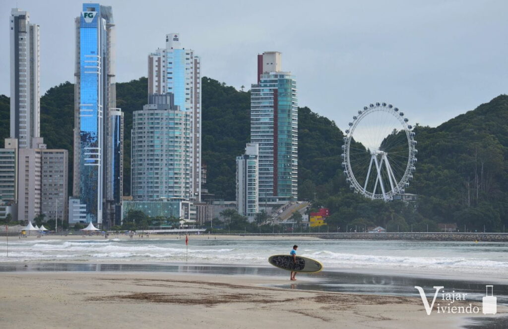 que hacer en camboriu: playa central con sus edificios torre y la rueda gigante frente al mar
