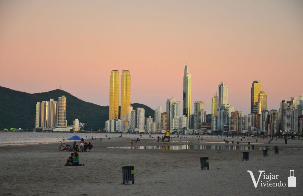 vistas de los grandes edificios de la ciudad balnearia de camboriu desde la playa central