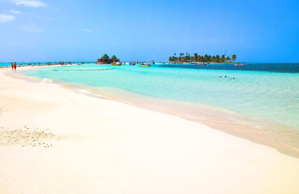 banco de arena durante la marea baja en cayo acuario san andres