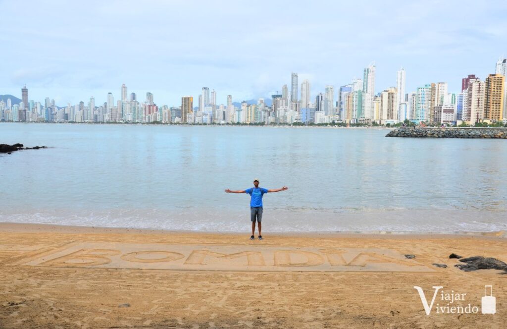 pequeña playa en barra norte con el balneario de camboriu junto a la pasarela que conduce a playa buraco